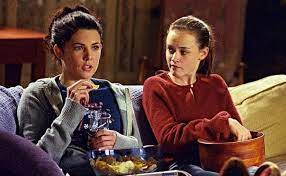 Lorelai and Rory Gilmore on the couch